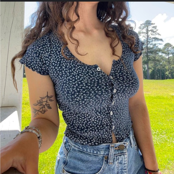 Brandy Melville Zelly Top Buttons Floral Navy Made In Italy Cropped Cottage - Picture 3 of 12